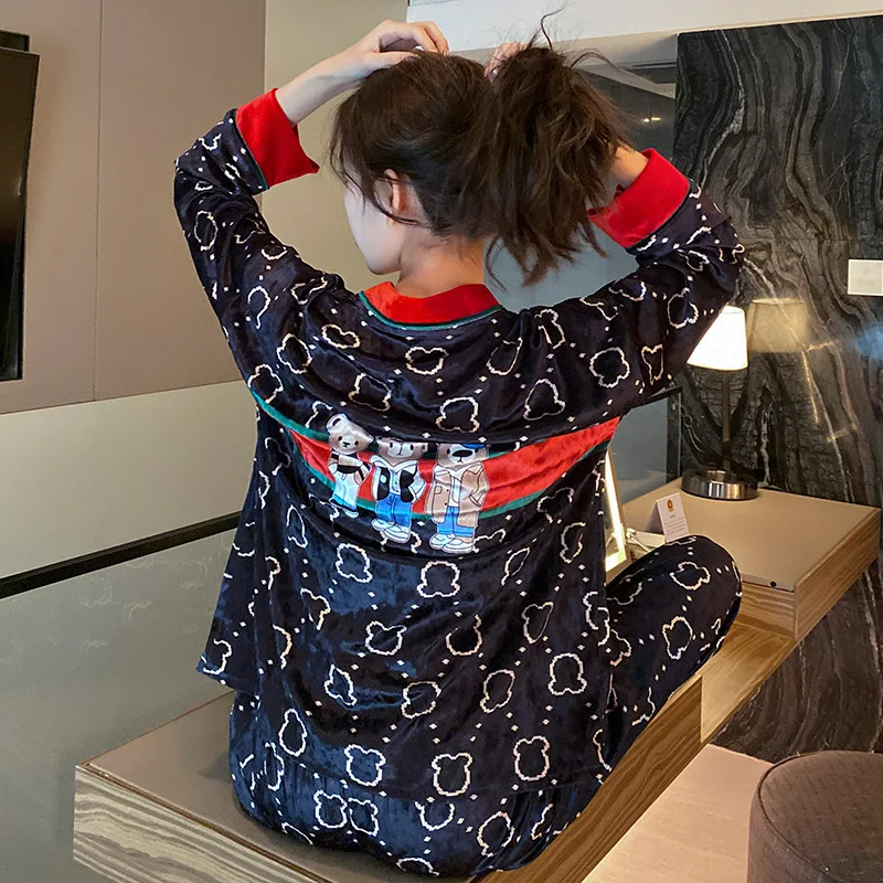 QSROCIO kadın Pijama Seti Kadife Lüks Sevimli Ayı Baskı Pijama Rahat Gecelik Moda V Yaka Kıyafeti Pijama Femme Petite 3