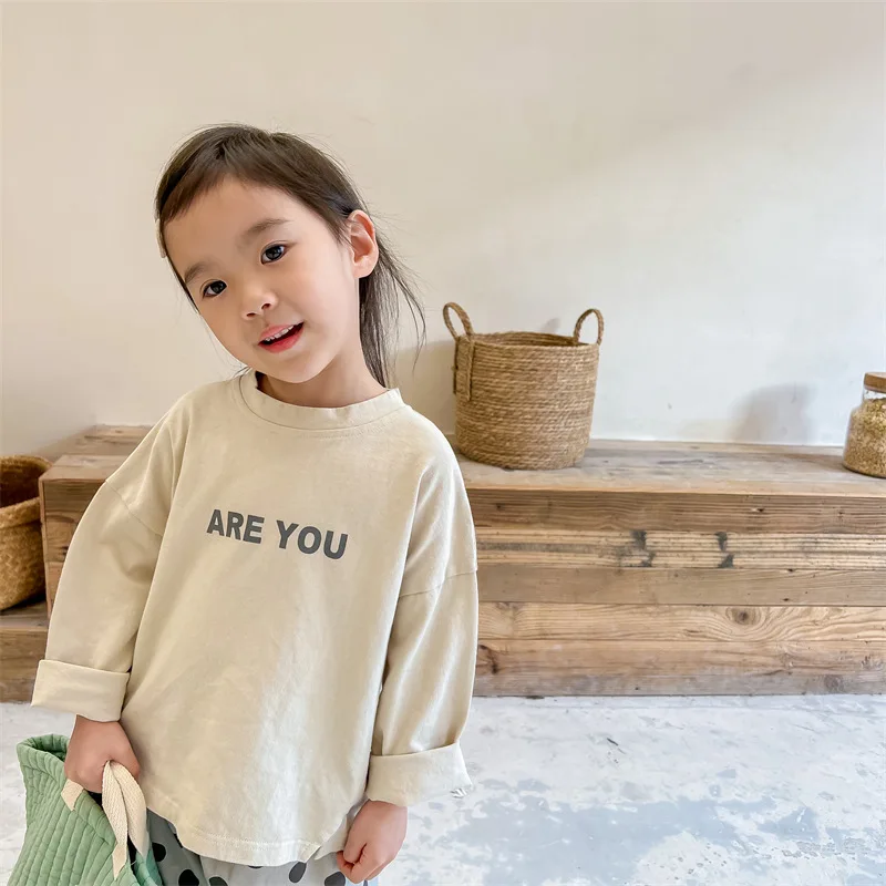 2022 Bahar Yeni Bebek Uzun Kollu T Gömlek Moda Mektubu Baskı Kızlar Pamuk T Shirt Bebek Erkek Dip Üstleri Pamuk Çocuk Giysileri
